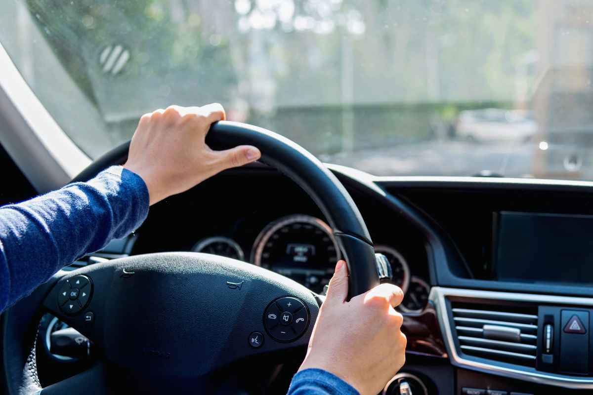 Posso guidare un auto intestata a mia moglie? la risposta ti lascia di stucco